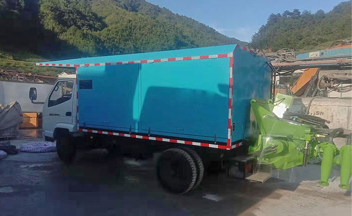 中交一公局車載混凝土濕噴機施工現場