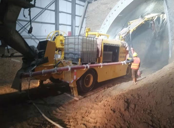 中交一公局隧道混凝土濕噴臺車施工視頻（2）