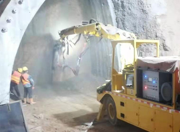 中交一公局隧道混凝土濕噴臺車施工視頻