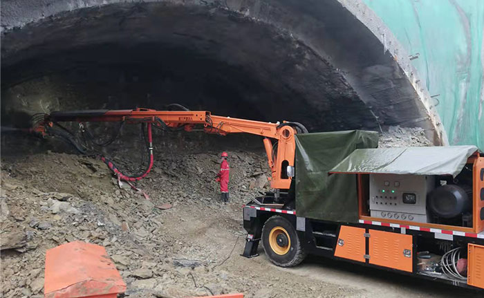 隧道混凝土濕噴臺車施工現場